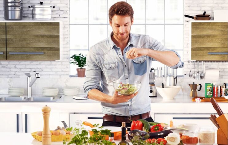 Un homme prépare une salade verte pour plus de puissance